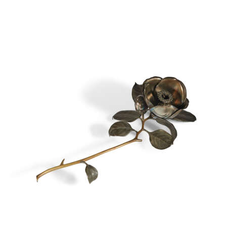 A PARCEL-GILT SILVER, COPPER AND SHIBUICHI OKIMONO OF A CAMELLIA SPRAY - Foto 4