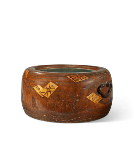 A PARCEL-LACQUERED PAULOWNIA-WOOD BRAZIER, HIBACHI - photo 2