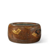 A PARCEL-LACQUERED PAULOWNIA-WOOD BRAZIER, HIBACHI - photo 2