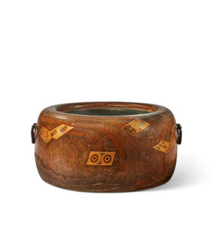 A PARCEL-LACQUERED PAULOWNIA-WOOD BRAZIER, HIBACHI - Foto 3