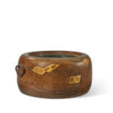 A PARCEL-LACQUERED PAULOWNIA-WOOD BRAZIER, HIBACHI - photo 4