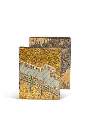 A SMALL GOLD LACQUER 'UJI BRIDGE' BOX AND COVER, KOBAKO - Foto 1