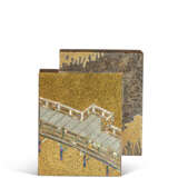 A SMALL GOLD LACQUER 'UJI BRIDGE' BOX AND COVER, KOBAKO - Foto 1