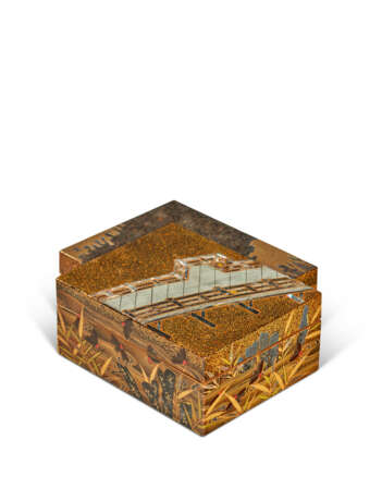 A SMALL GOLD LACQUER 'UJI BRIDGE' BOX AND COVER, KOBAKO - фото 3