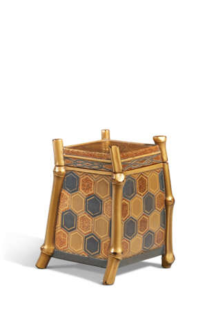 A GOLD LACQUER SMALL BOX AND COVER IN THE FORM OF AN OI (YAMABUSHI PRIEST'S BACKPACK), KOBAKO - фото 4