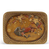 A GOLD-INLAID IRON, BRONZE AND SILVER 'TOAD AND CRAB' BOX AND COVER - фото 1