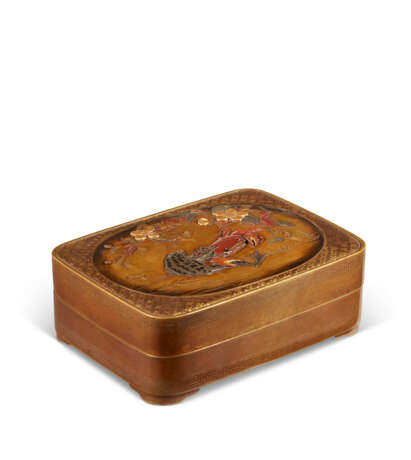 A GOLD-INLAID IRON, BRONZE AND SILVER 'TOAD AND CRAB' BOX AND COVER - фото 3