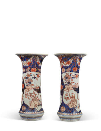 A PAIR OF IMARI BEAKER VASES - Foto 3