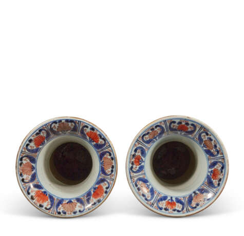 A PAIR OF IMARI BEAKER VASES - фото 4