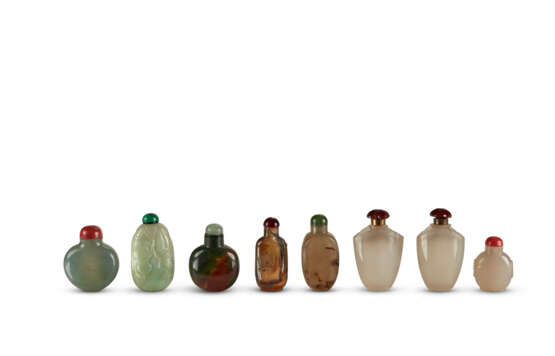 A GROUP OF EIGHT HARDSTONE SNUFF BOTTLES - фото 1