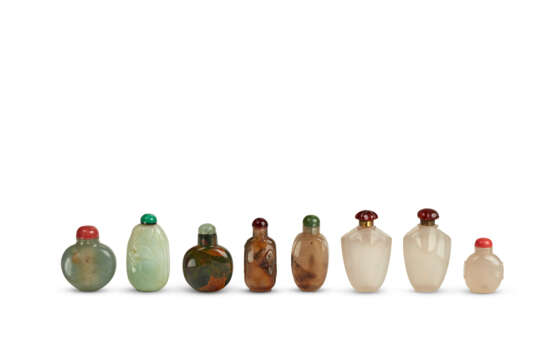 A GROUP OF EIGHT HARDSTONE SNUFF BOTTLES - фото 2