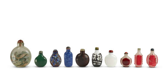 A GROUP OF NINE GLASS SNUFF BOTTLES AND ONE CLOISONNÉ ENAMEL SNUFF BOTTLE - photo 1