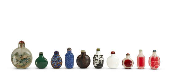 A GROUP OF NINE GLASS SNUFF BOTTLES AND ONE CLOISONNÉ ENAMEL SNUFF BOTTLE - photo 2