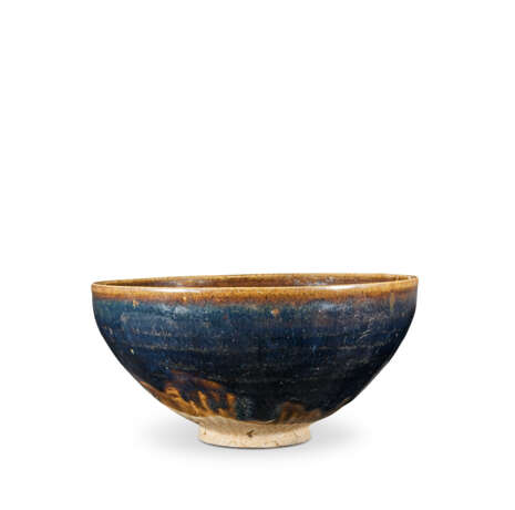 A RUSSET-SPLASHED BLACK-GLAZED BOWL - photo 2