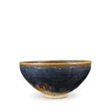 A RUSSET-SPLASHED BLACK-GLAZED BOWL - фото 2