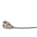 A PARCEL-GILT SILVER FILIGREE HAIRPIN - photo 2