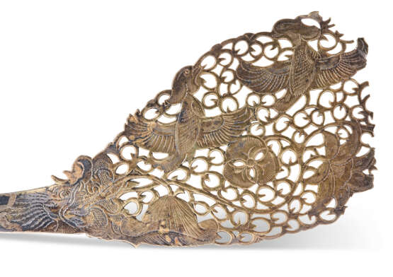 A PARCEL-GILT SILVER FILIGREE HAIRPIN - photo 3
