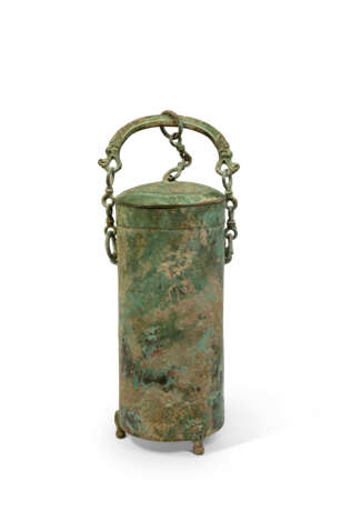 A BRONZE CYLINDRICAL TRIPOD VESSEL AND COVER, XING - фото 1