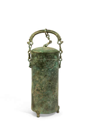 A BRONZE CYLINDRICAL TRIPOD VESSEL AND COVER, XING - Foto 2