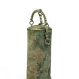 A BRONZE CYLINDRICAL TRIPOD VESSEL AND COVER, XING - Foto 3