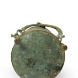 A BRONZE CYLINDRICAL TRIPOD VESSEL AND COVER, XING - photo 5