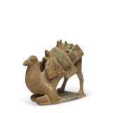 A PAINTED POTTERY FIGURE OF A KNEELING CAMEL - фото 2