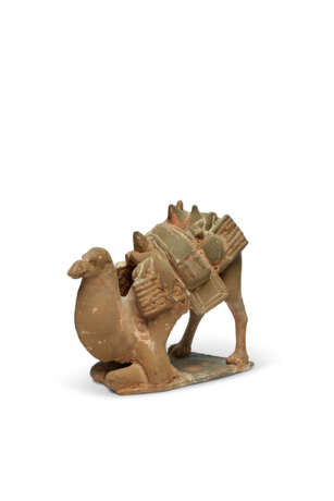 A PAINTED POTTERY FIGURE OF A KNEELING CAMEL - Foto 2