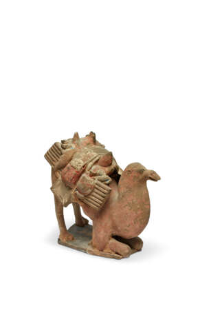 A PAINTED POTTERY FIGURE OF A KNEELING CAMEL - Foto 4
