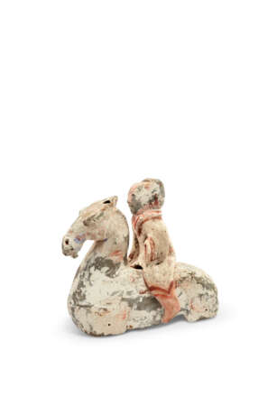 A PAINTED POTTERY FIGURE OF A HORSEMAN ON A HORSE - Foto 2
