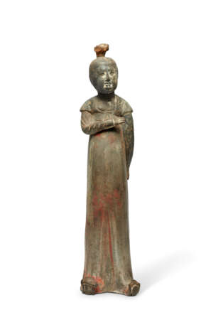 A LARGE PAINTED GREY POTTERY FIGURE OF A COURT LADY - photo 1