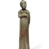 A LARGE PAINTED GREY POTTERY FIGURE OF A COURT LADY - Foto 1