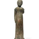 A LARGE PAINTED GREY POTTERY FIGURE OF A COURT LADY - Foto 2