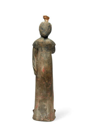 A LARGE PAINTED GREY POTTERY FIGURE OF A COURT LADY - Foto 2