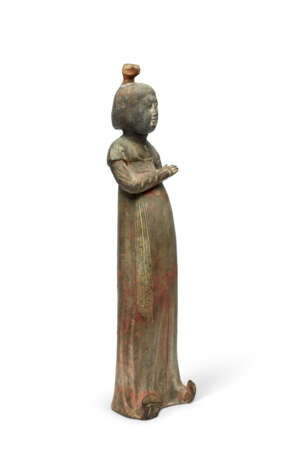 A LARGE PAINTED GREY POTTERY FIGURE OF A COURT LADY - photo 3