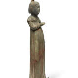 A LARGE PAINTED GREY POTTERY FIGURE OF A COURT LADY - photo 3