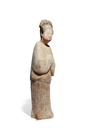 A PAINTED POTTERY FIGURE OF A COURT LADY - фото 3