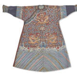 AN EMBROIDERED BROWN-GROUND SILK 'DRAGON' ROBE - фото 1