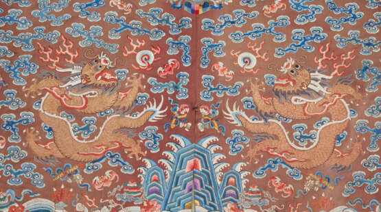 AN EMBROIDERED BROWN-GROUND SILK 'DRAGON' ROBE - фото 6