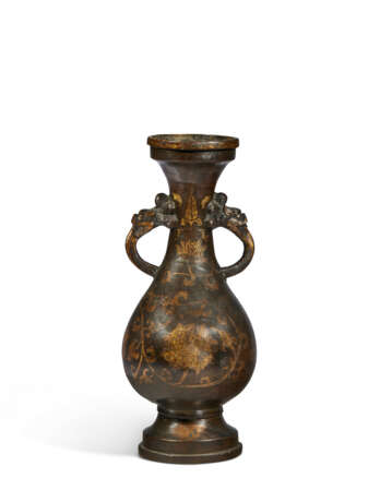 A PARCEL-GILT-LACQUERED BRONZE BALUSTER VASE - Foto 1