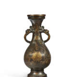 A PARCEL-GILT-LACQUERED BRONZE BALUSTER VASE - Foto 4