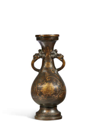 A PARCEL-GILT-LACQUERED BRONZE BALUSTER VASE - Foto 4