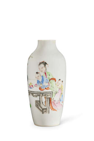 A FAMILLE ROSE 'COURT LADY AND CHILDREN' VASE - Foto 1