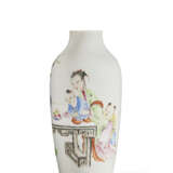 A FAMILLE ROSE 'COURT LADY AND CHILDREN' VASE - Foto 1