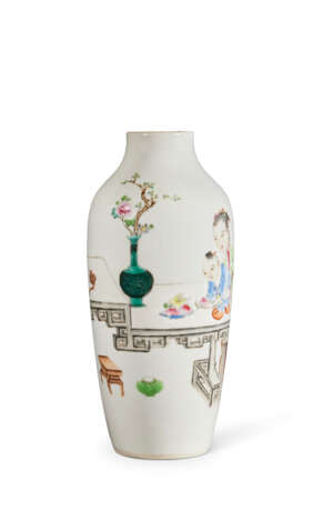 A FAMILLE ROSE 'COURT LADY AND CHILDREN' VASE - Foto 2