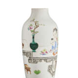 A FAMILLE ROSE 'COURT LADY AND CHILDREN' VASE - Foto 2