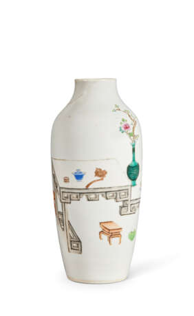 A FAMILLE ROSE 'COURT LADY AND CHILDREN' VASE - Foto 3