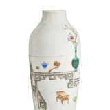 A FAMILLE ROSE 'COURT LADY AND CHILDREN' VASE - Foto 3