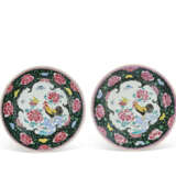 A PAIR OF FAMILLE ROSE 'COCKEREL' PLATES - photo 1