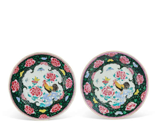 A PAIR OF FAMILLE ROSE 'COCKEREL' PLATES - photo 1