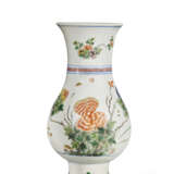 A FAMILLE VERTE 'FLORAL' BALUSTER VASE - фото 1